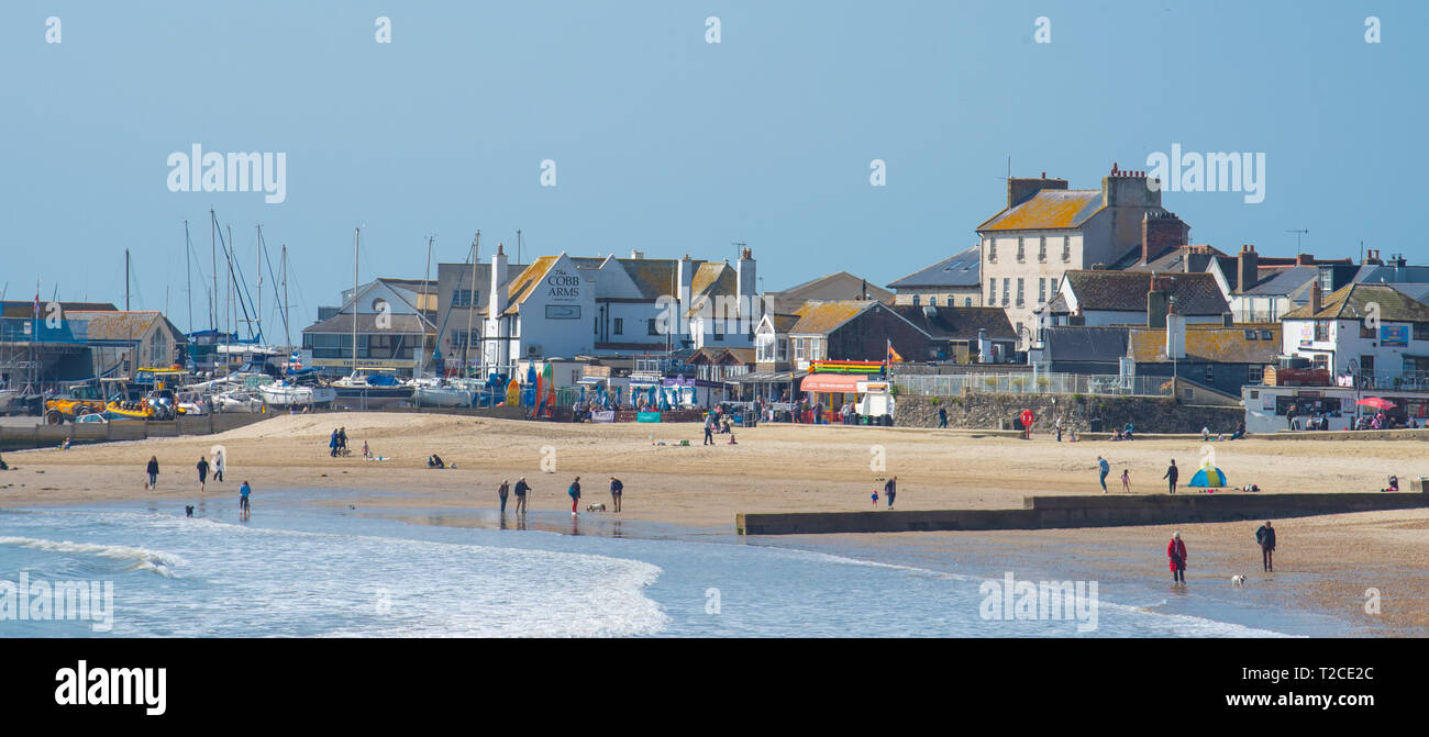 Lyme Regis, Dorset, Regno Unito. Il 1 aprile 2019. Regno Unito: Meteo una luminosa e soleggiata a inizio aprile al mare relazione di Lyme Regis. I visitatori locali e goduto di una passeggiata sulla spiaggia pictureseque. Il tempo viene impostato per ottenere più freddo nei prossimi giorni. Credito: Celia McMahon/Alamy Live News Foto Stock