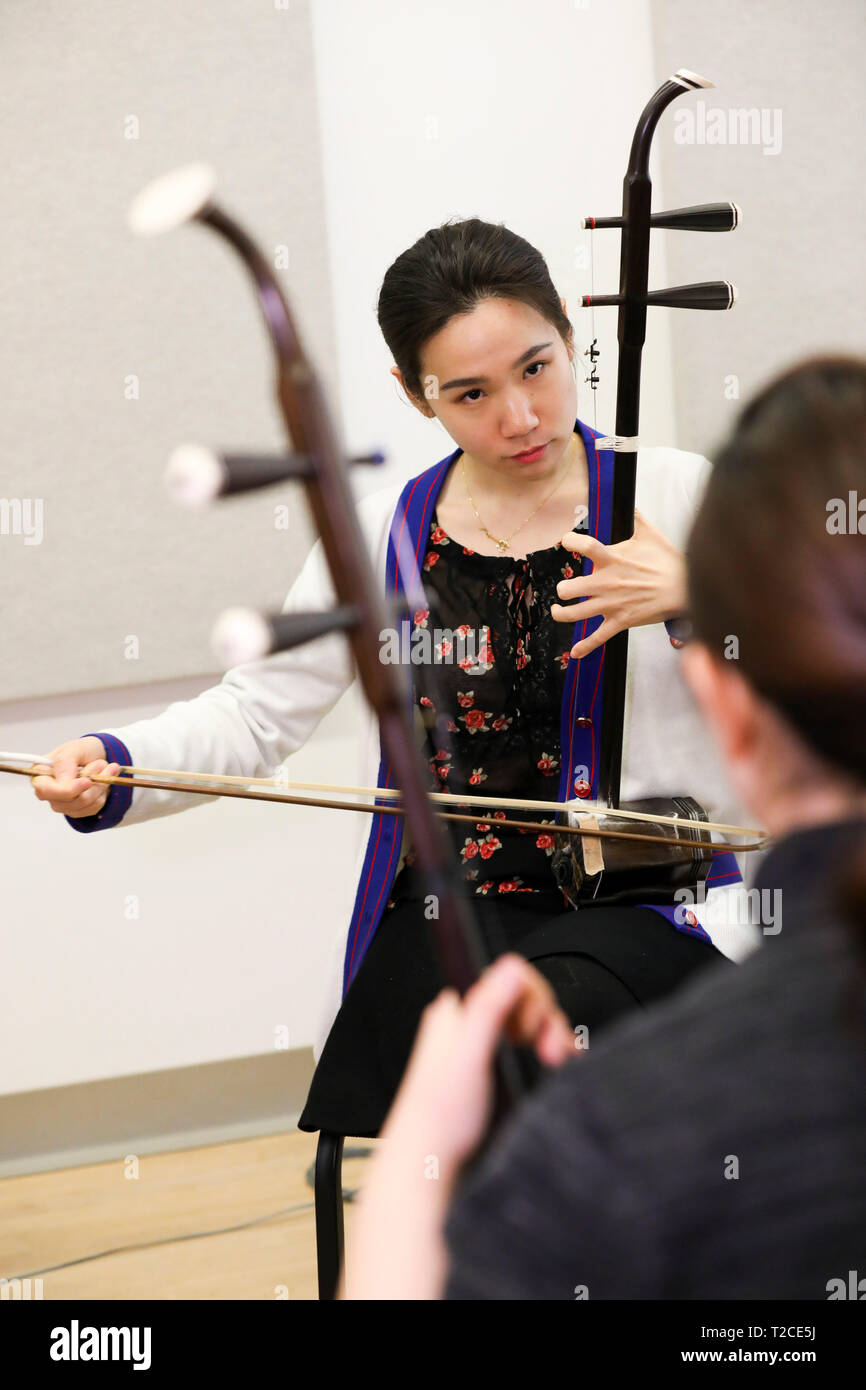 New York, Stati Uniti d'America. Xii Mar, 2019. Li Cangxiao (retro), un erhu (urheen) insegnante del programma doppia laurea di Bard College del Conservatorio di Musica (BCOM) e la sua USA-Cina Music Institute, in collaborazione con il Conservatorio Centrale di Musica (CCOM) a Pechino, dimostra erhu tecnica per uno studente, a Bard College di Annandale sullo Hudson, New York, Stati Uniti, 12 marzo 2019. Per andare con 'Funzione: Pioneer musica cinese programma apre nuove porte per i giovani americani " futuro " Credito: Zou Guangping/Xinhua/Alamy Live News Foto Stock