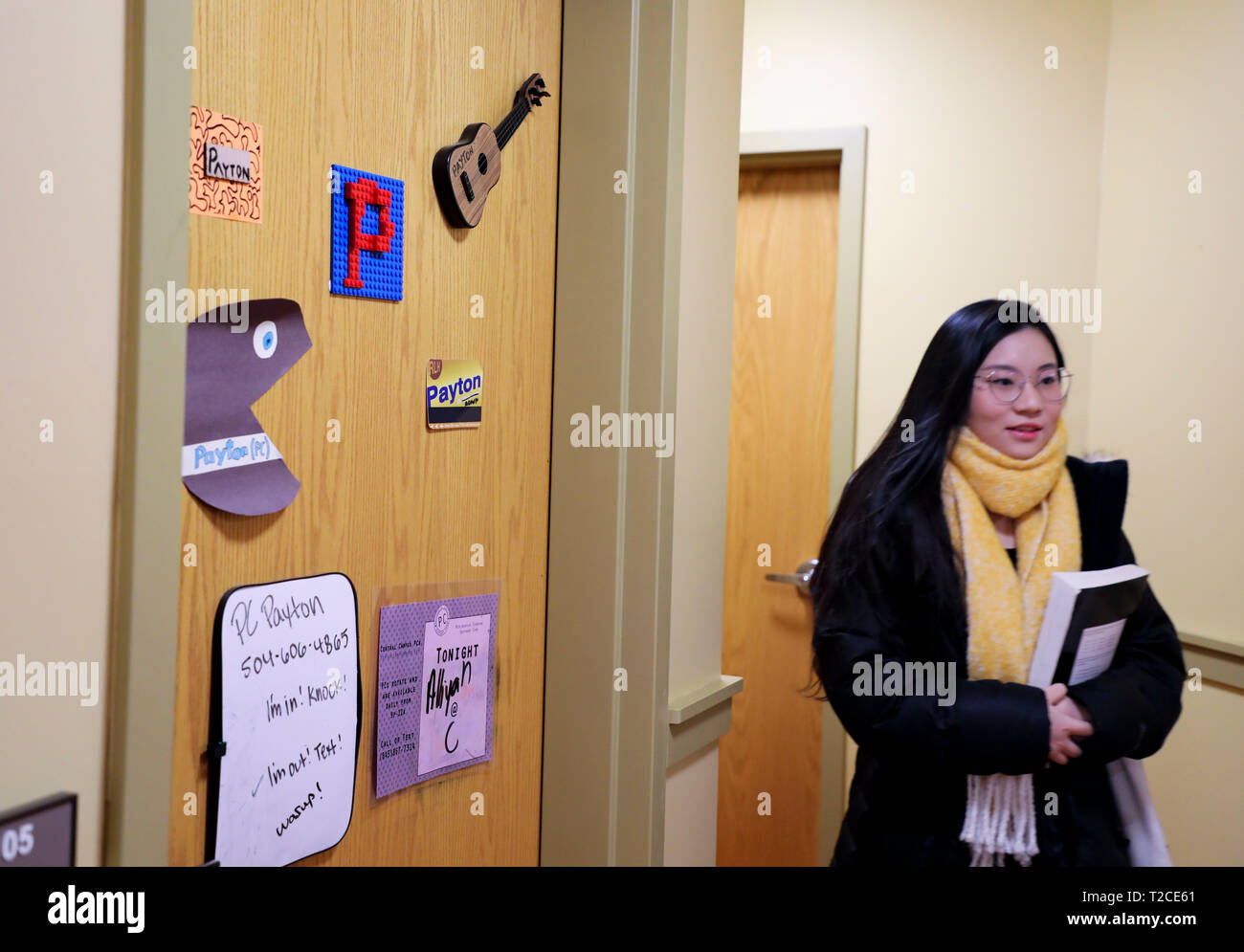 New York, Stati Uniti d'America. Xii Mar, 2019. Wang Yixin, un primo anno degli studenti nel programma doppia laurea di Bard College del Conservatorio di Musica (BCOM) e la sua USA-Cina Music Institute, in collaborazione con il Conservatorio Centrale di Musica (CCOM) a Pechino, lascia il suo dormitorio per la classe a Bard College di Annandale sullo Hudson, New York, Stati Uniti, 12 marzo 2019. Per andare con 'Funzione: Pioneer musica cinese programma apre nuove porte per i giovani americani " futuro " Credito: Zou Guangping/Xinhua/Alamy Live News Foto Stock