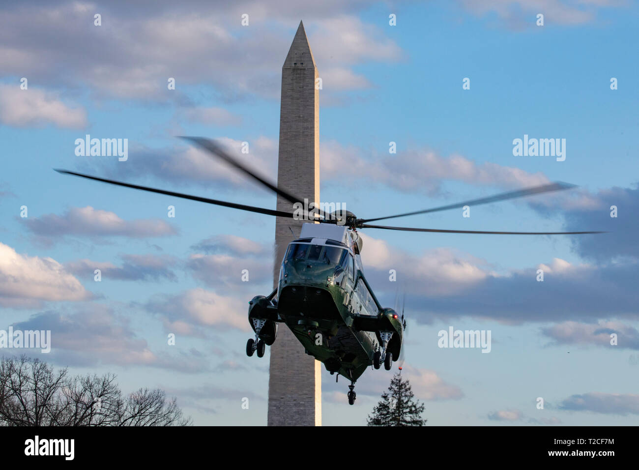 Marine uno atterra sul South Lawn in Washington, DC, Stati Uniti, domenica 31 marzo, 2019. Il Presidente degli Stati Uniti, Trump ha dichiarato che egli è in grado di arrestare l'America frontiera meridionale questa settimana a meno che le autorità messicane immediatamente cessare tutte l'immigrazione clandestina. Credito: Tasos Katopodis/Piscina via CNP /MediaPunch Foto Stock