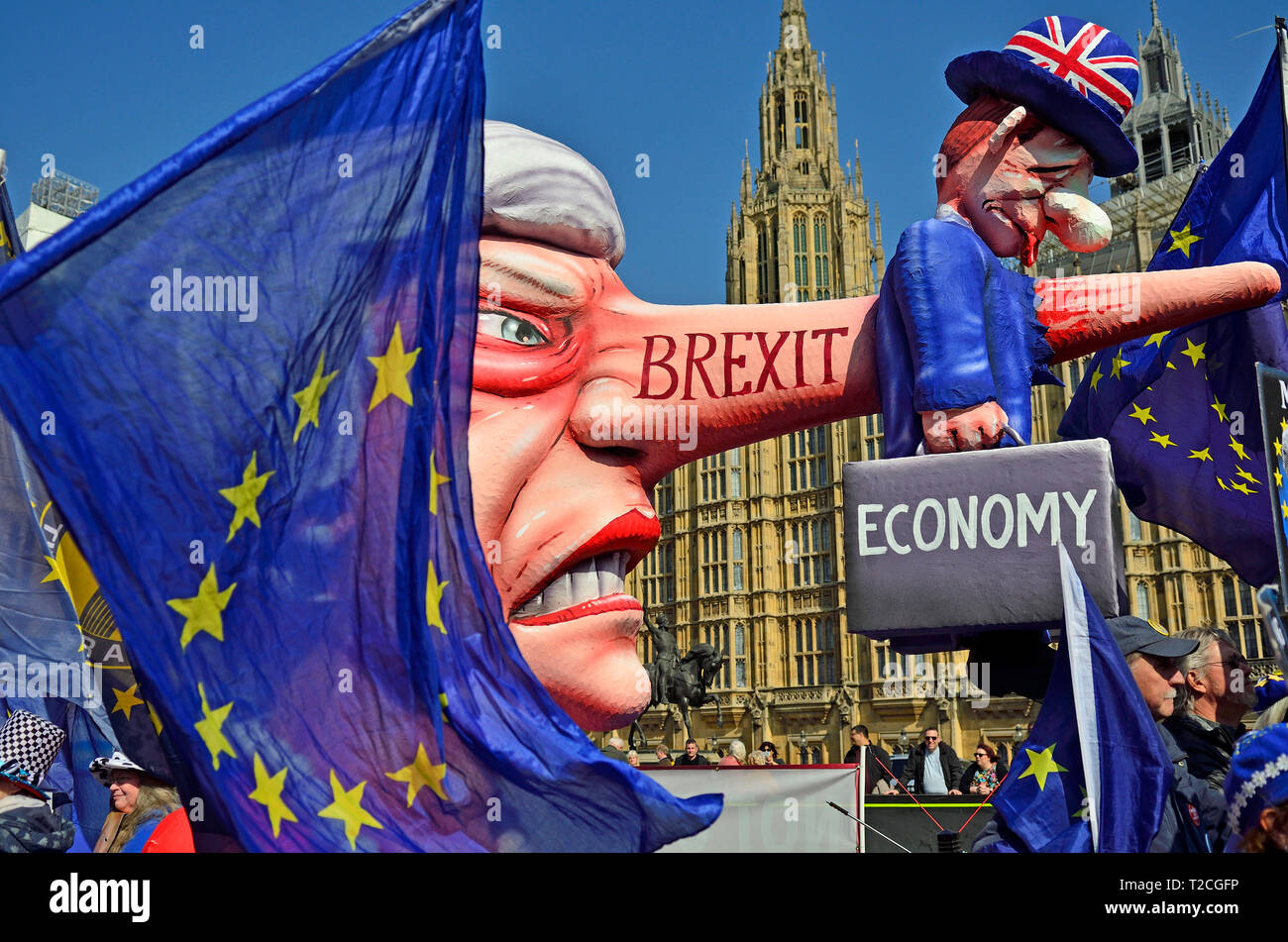 Londra, 1 aprile. I politici e i manifestanti si riuniscono intorno al College Green, Westminster davanti a un altro importante serie di Brexit voti in House of Commons. Credito: PjrFoto/Alamy Live News Foto Stock