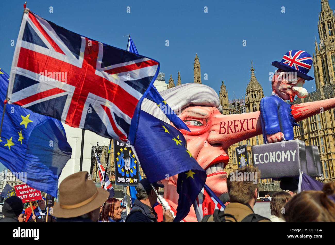 Londra, 1 aprile. I politici e i manifestanti si riuniscono intorno al College Green, Westminster davanti a un altro importante serie di Brexit voti in House of Commons. Credito: PjrFoto/Alamy Live News Foto Stock