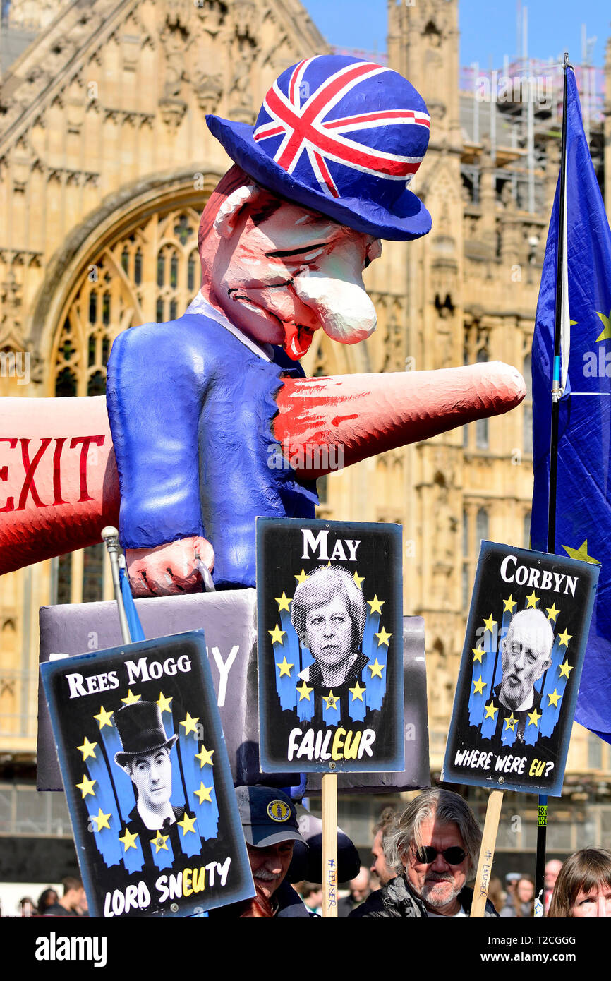 Londra, 1 aprile. I politici e i manifestanti si riuniscono intorno al College Green, Westminster davanti a un altro importante serie di Brexit voti in House of Commons. Credito: PjrFoto/Alamy Live News Foto Stock
