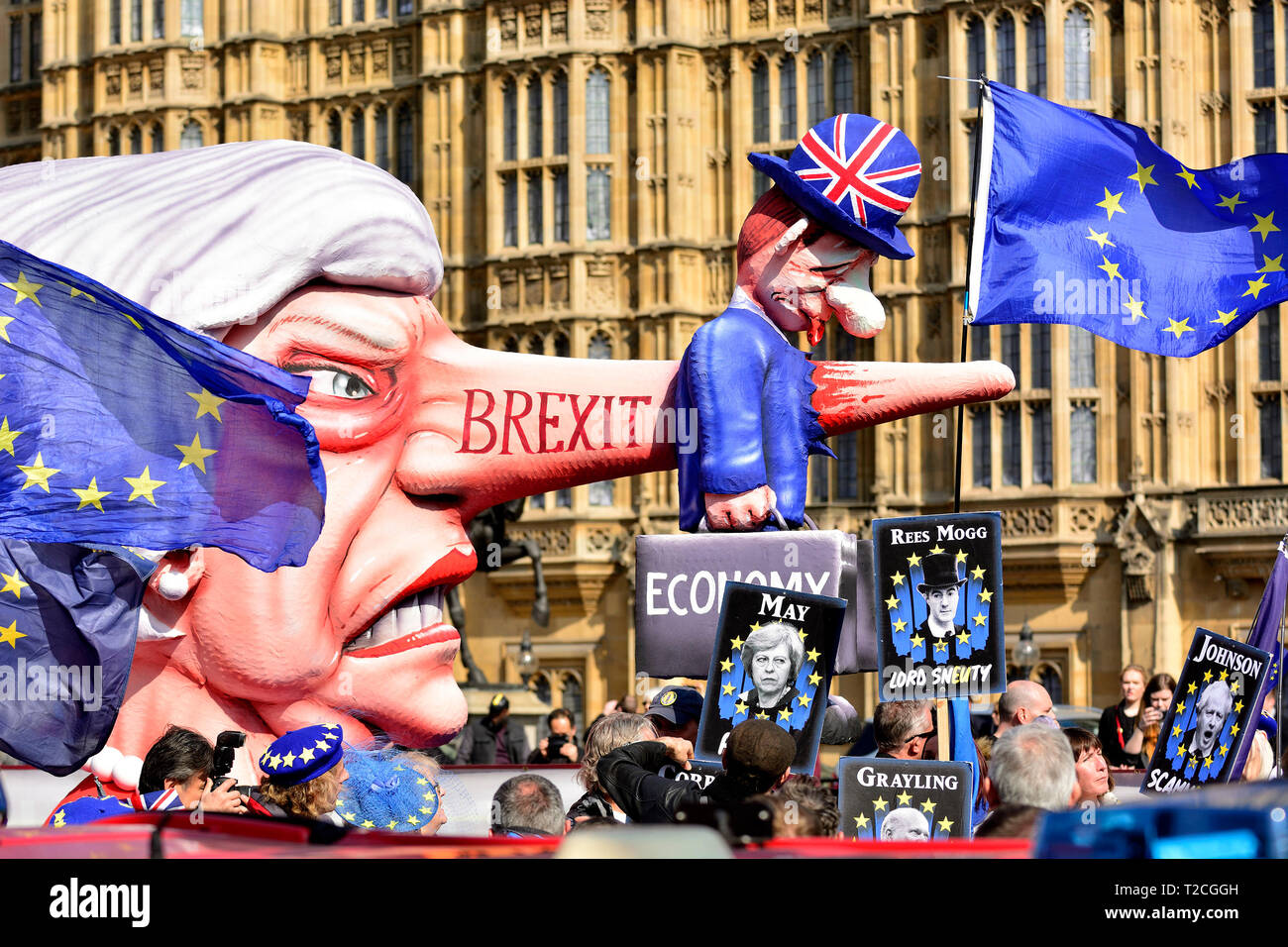 Londra, 1 aprile. I politici e i manifestanti si riuniscono intorno al College Green, Westminster davanti a un altro importante serie di Brexit voti in House of Commons. Credito: PjrFoto/Alamy Live News Foto Stock