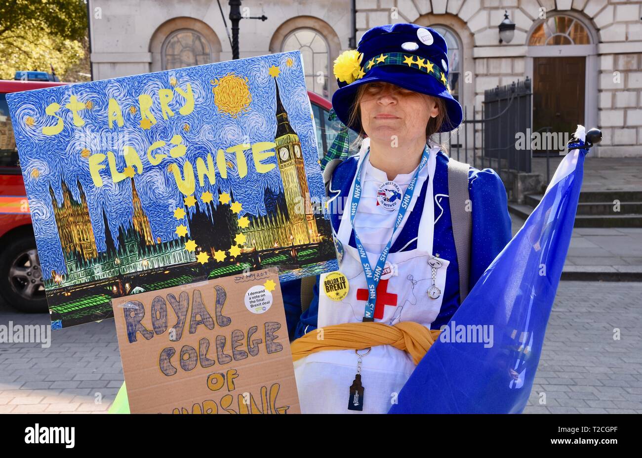 1 Apr 2019. Un infermiere e membro del Royal College of Nursing unisce la dimostrazione.Pro e Anti Brexit proteste, la Casa del Parlamento, Westminster, London. UK Credit: Michael melia/Alamy Live News Foto Stock