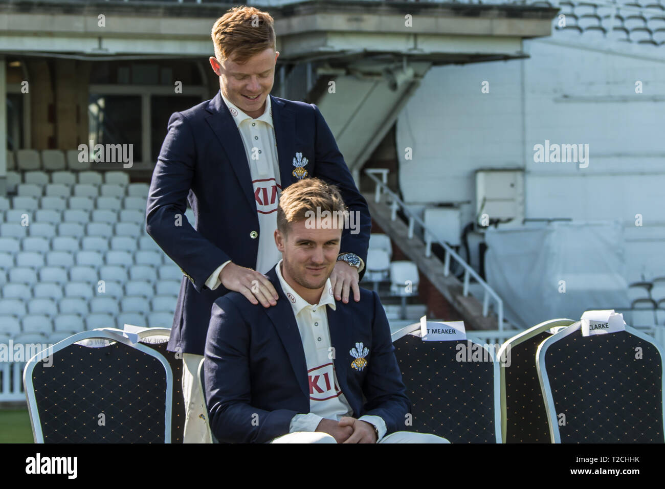 Londra, UK.1 Aprile, 2019. Ollie il Papa e Jason Roy precedendo il team fotografie. In una giornata di sole alla Kia ovale, Surrey County Cricket Club hanno tenuto la loro media giorno per il 2019 stagione di cricket. David Rowe/ Alamy Live News. Foto Stock