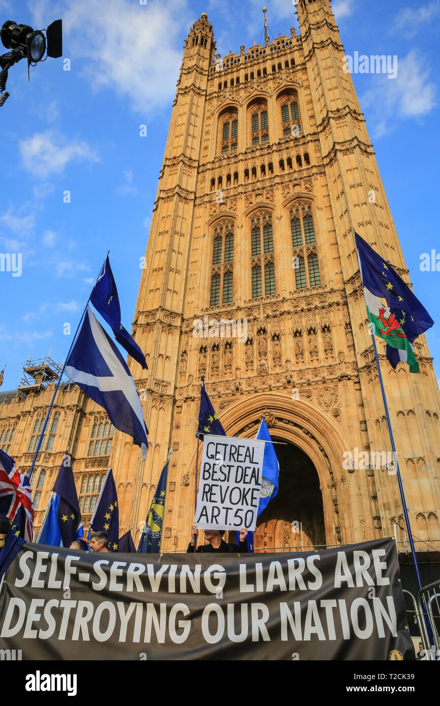 Westminster, Londra, Regno Unito, 1 aprile 2019. Anti-Brexit manifestanti, compreso un gruppo da Yorkshire con bandiere blu incorporante il Yorkshire Rose, si radunano e cantano fuori le case del Parlamento e in prossimità della zona di media su College Green in Westminster, alla vigilia del voto ulteriormente su Brexit. Credito: Imageplotter/Alamy Live News Foto Stock