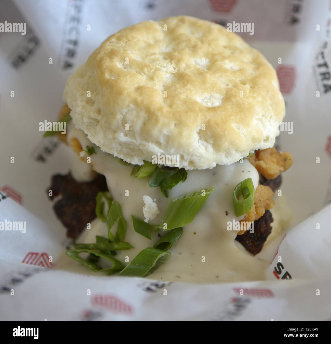 1 aprile 2019 - STATI UNITI - Sport -- Il Comfort Burger è uno dei nuovi prodotti alimentari le selezioni per il 2019 al Parco degli isotopi. Esso è realizzato con un biscotto di latticello bun, 1/3 lb Burger patty, strisce di pollo un paese cremosa salsa. (Credito Immagine: © Greg assorbitore/Albuquerque ufficiale via ZUMA filo) Foto Stock