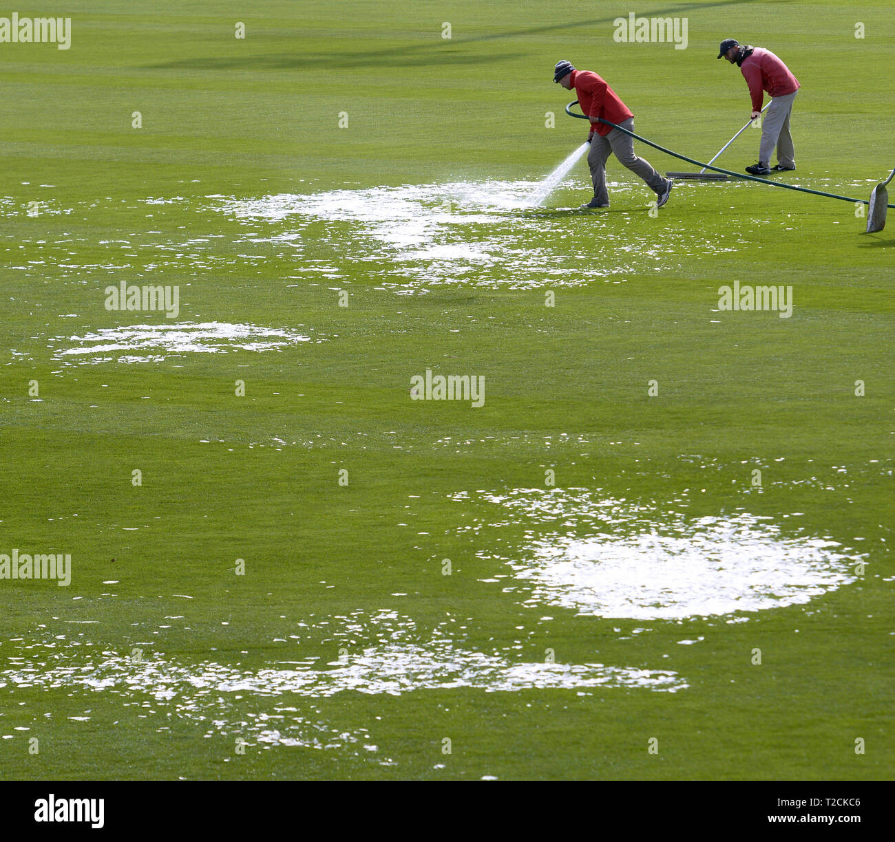 1 aprile 2019 - STATI UNITI - Sport -- isotopi groundskeepers Ryan Coleman, sinistra e Clint Belau fondere il ghiaccio oggetto di pratiche di dumping il fuori campo lato dal tarp che ha protetto il infield in modo team foto potrebbe essere adottata lunedì, 1 aprile 2019. La pioggia da tutta la notte aveva congelato sul telo. (Credito Immagine: © Greg assorbitore/Albuquerque ufficiale via ZUMA filo) Foto Stock