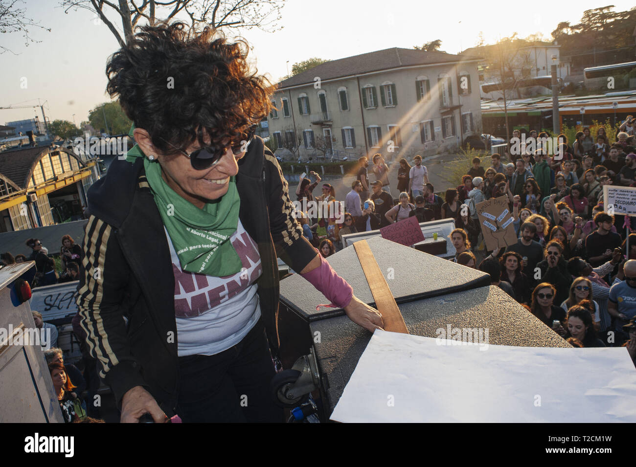 Verona, Veneto, Italia. 30 Mar, 2019. Marta Dillon, co-fondatore del movimento Ni n.a. Menos in Argentina visto durante la protesta.Le donne italiane Organizzazione Non n.a. di meno chiamato per un marzo contro il tredicesimo 'Congresso Mondiale delle Famiglie'' (WCF) di Verona. La WCF raccoglie diversi rappresentanti di 'i movimenti pro-life'' in Europa e all'estero, personalità del mondo religioso contro l aborto e il secondo come riferito ha collegato a quanto di movimenti dei diritti. Non una di meno e di altre associazioni di protesta contro la WCF le posizioni contro l aborto, l omosessualità e i loro obiettivi Foto Stock