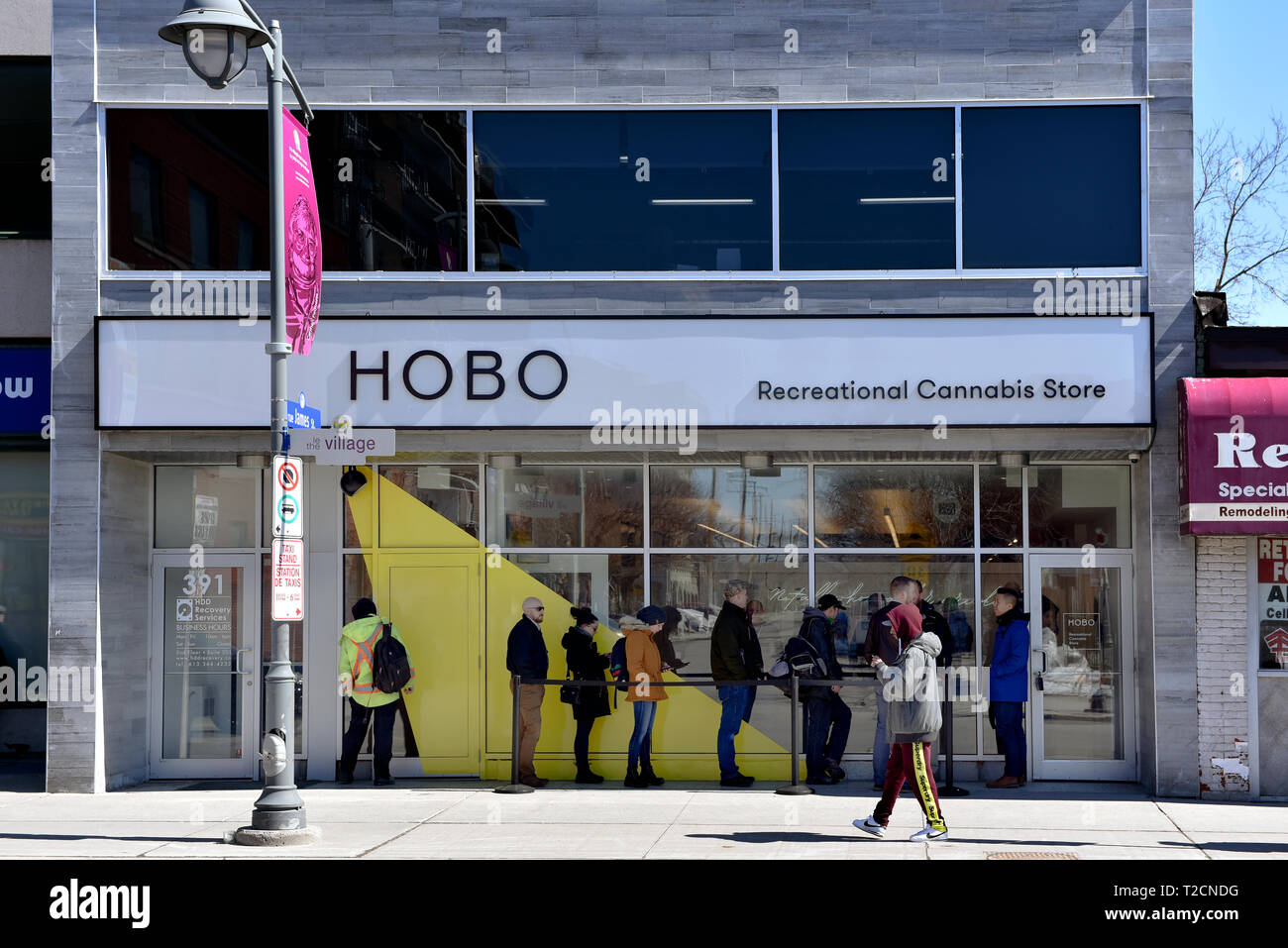 Ottawa, Canada - Aprile 1, 2019: i clienti di attendere in linea per immettere la Hobo ricreativo della Cannabis store su Bank St il primo giorno per legale store vendita di cannabis in Ontario. Store vendita di cannabis è stato legalizzato nel Canada 17 Ott 2018 ma non fino ad oggi in Ontario Credit: Paolo McKinnon/Alamy Live News Foto Stock