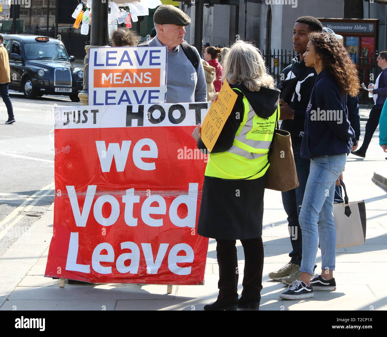 Pro Brexit cartelloni sono visti al di fuori della sede del Parlamento come il dibattito MPs otto proposte relative a Brexit con votazione per iniziare più tardi questa sera. Foto Stock