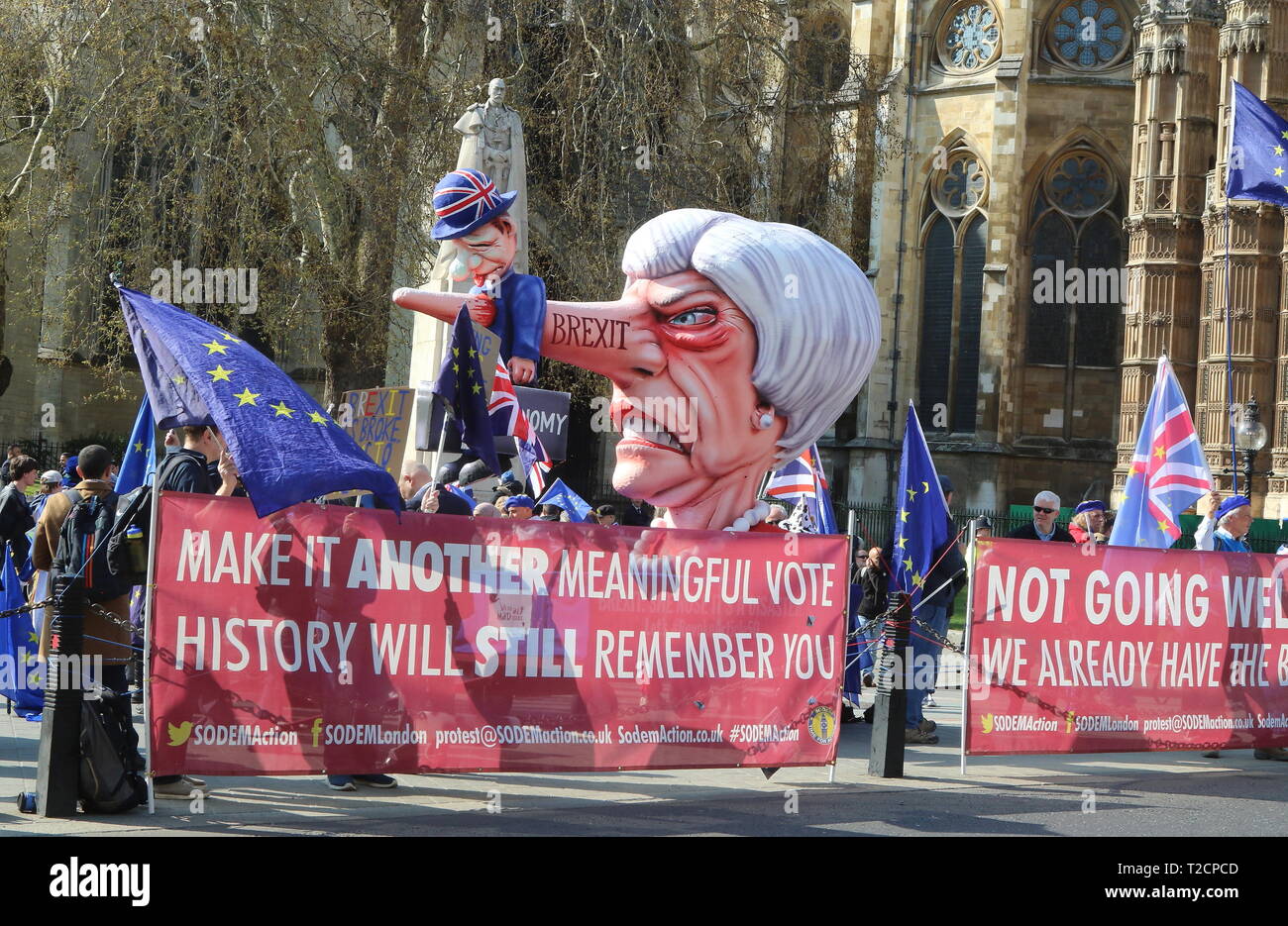 Un gigante effige del Primo Ministro Theresa Maggio, con l'economia britannica bloccato al suo naso lungo, è visto al di fuori della sede del Parlamento durante un anti Brexit protesta. MPs discusso otto proposte relative a Brexit e votato la sera tardi. Foto Stock