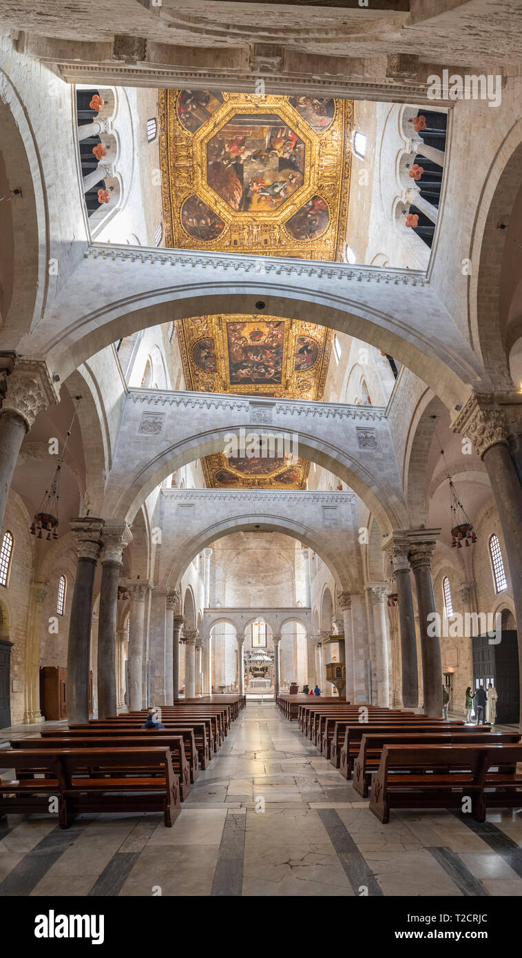 Bari, Puglia, Italia Interno della Basilica Pontificia di San Nicola