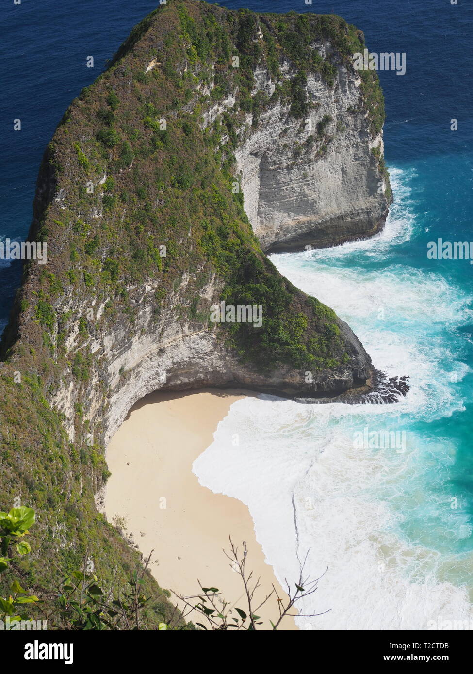 Vista da sopra Kelingking Beach, Nusa Penida, Indonesia Foto Stock