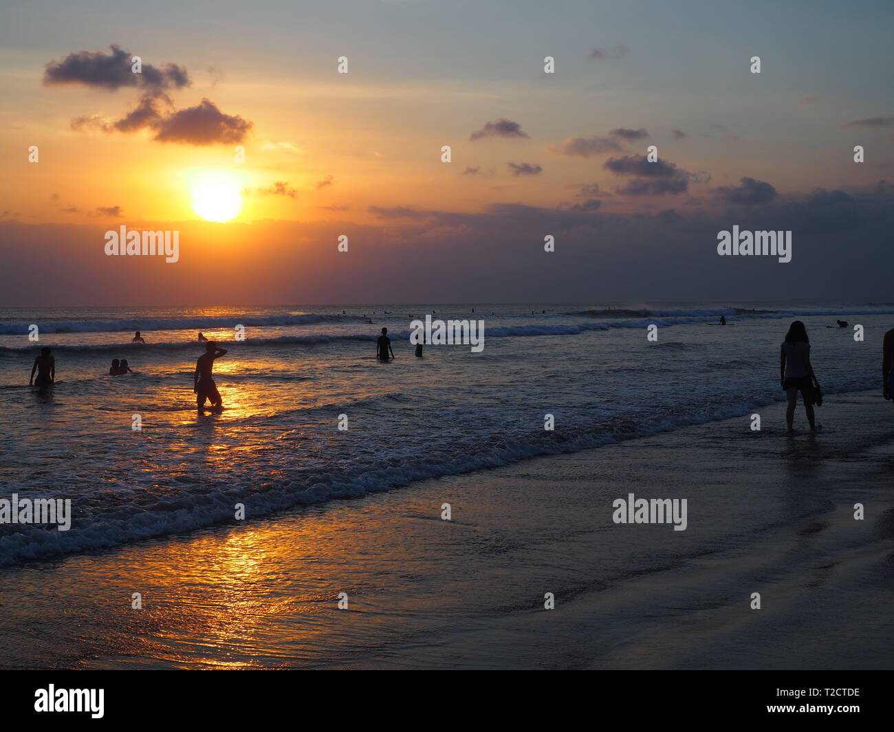 Il surf e il tramonto sulla spiaggia di Kuta Beach, Bali, Indonesia Foto Stock