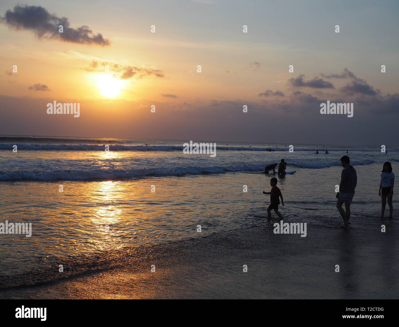 Il surf e il tramonto sulla spiaggia di Kuta Beach, Bali, Indonesia Foto Stock