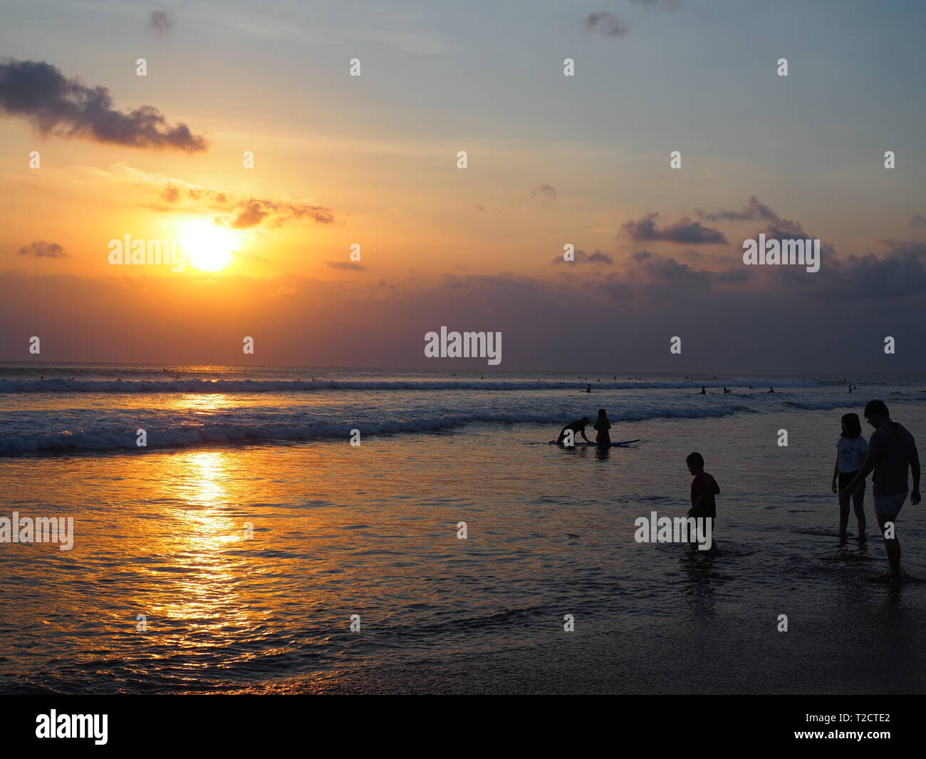 Il surf e il tramonto sulla spiaggia di Kuta Beach, Bali, Indonesia Foto Stock