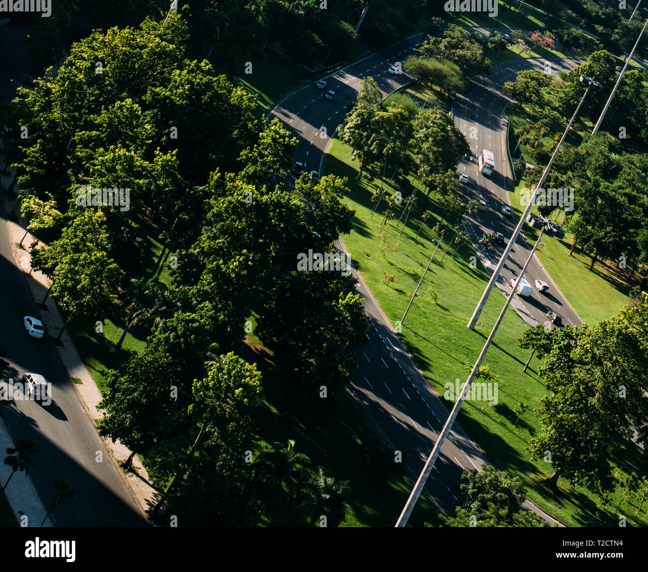 Angolo di alta prospettiva aerea di apparentemente macchinine sull'autostrada tra un parco - deliberata angolo olandese. Foto Stock