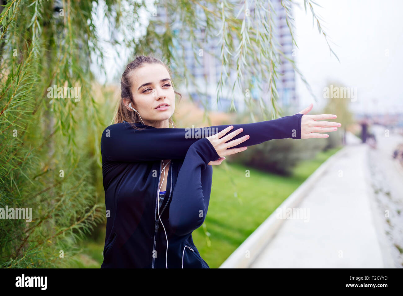 Ritratto di sportiva e attiva donna runner e ascolto di musica Foto Stock