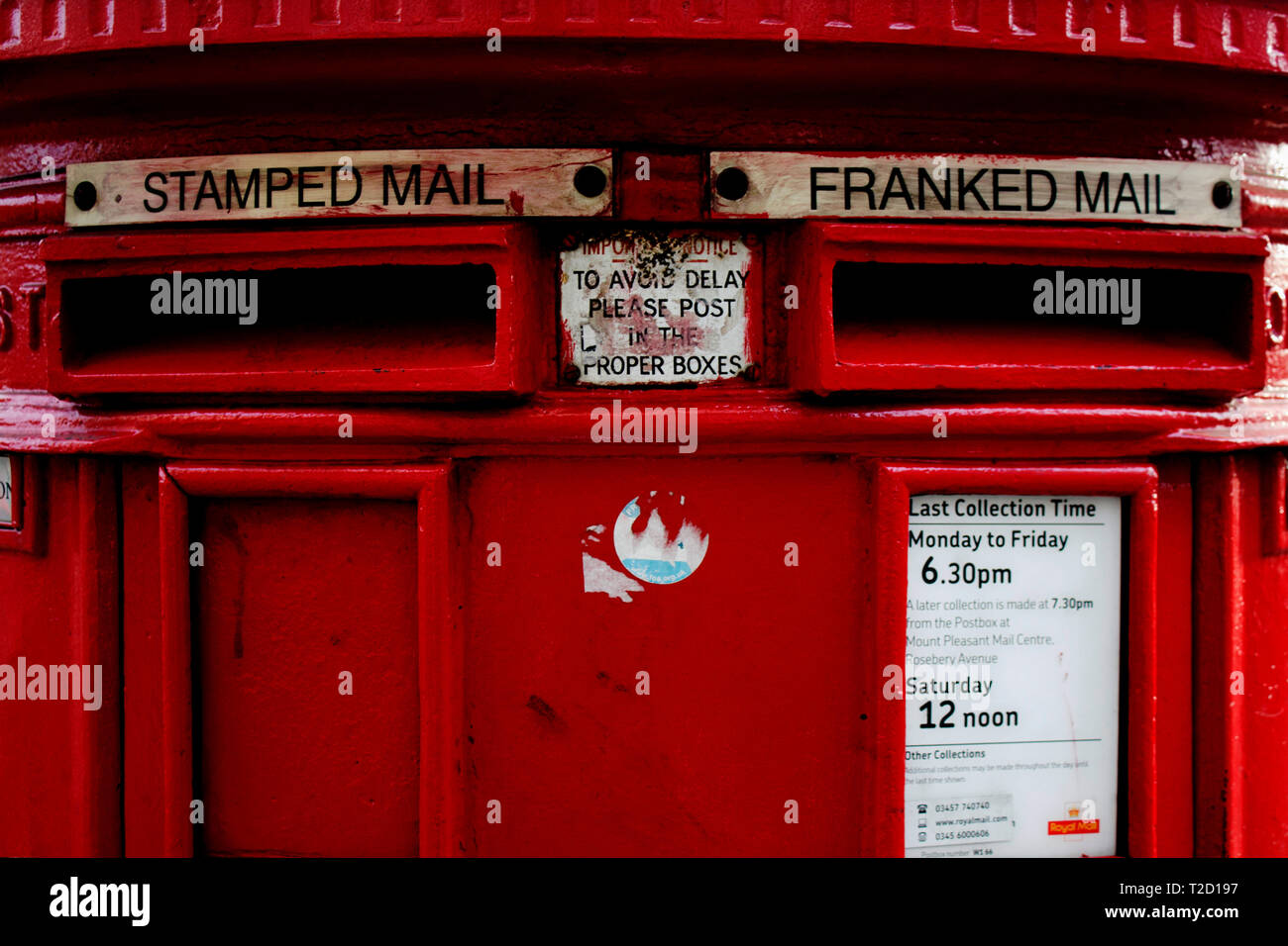 Rosso nella casella postale di posta elettronica stampata e posta affrancati in London, Gran Bretagna Foto Stock