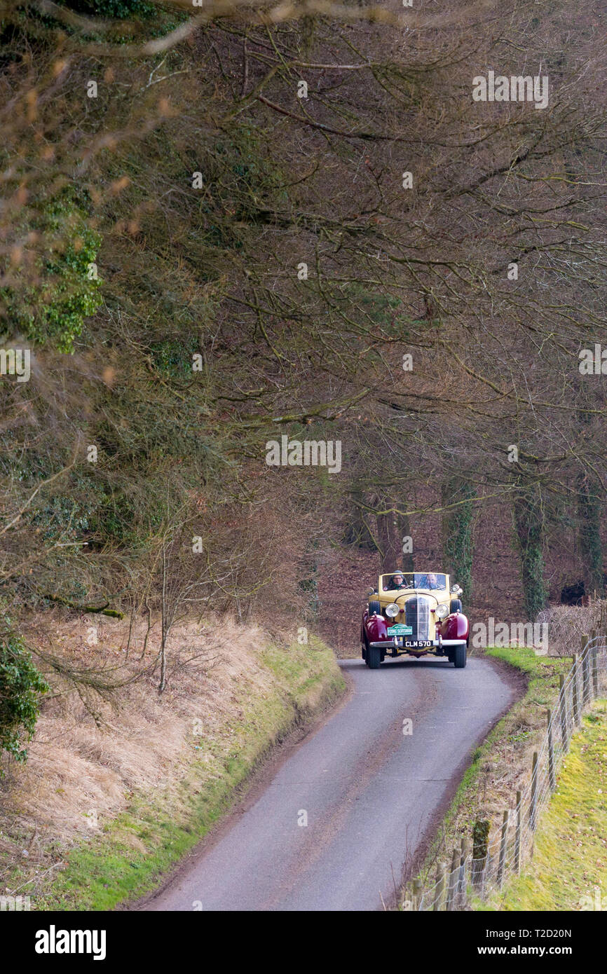 Vecchio classico 1936 Buick 40c open top convertibile vintageant car guida attraverso sentieri di campagna in Cotswolds, Oxfordshire. Regno Unito Foto Stock