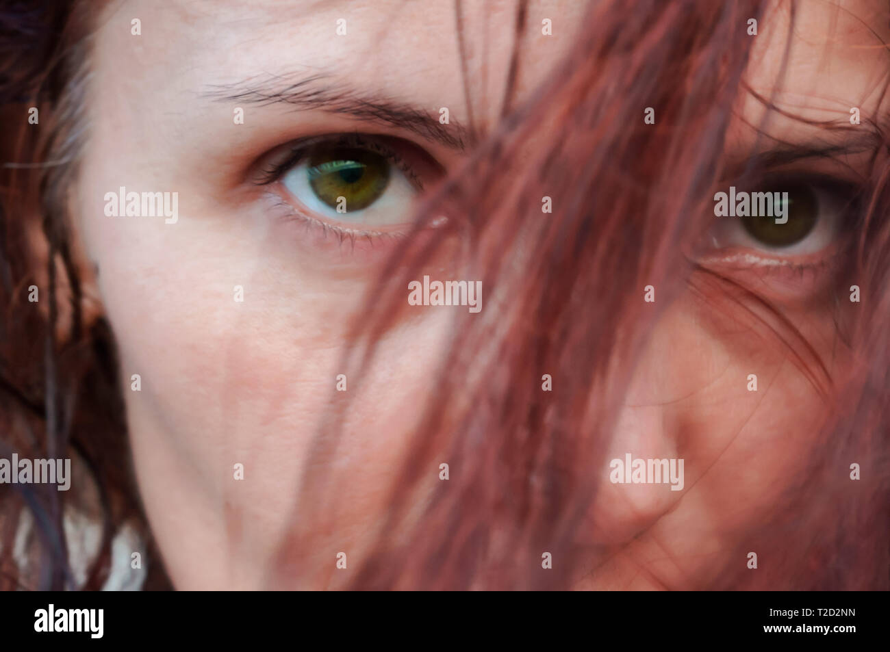 Il look di una ragazza stanchi, un male di donna con gli occhi verdi Foto Stock