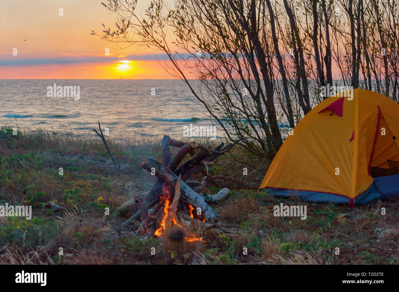 Tourist tenda al tramonto, il campeggio in riva al mare Foto stock - Alamy