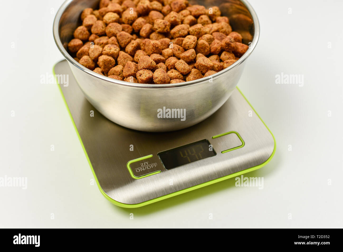 Asciugare pet food su scale Foto Stock