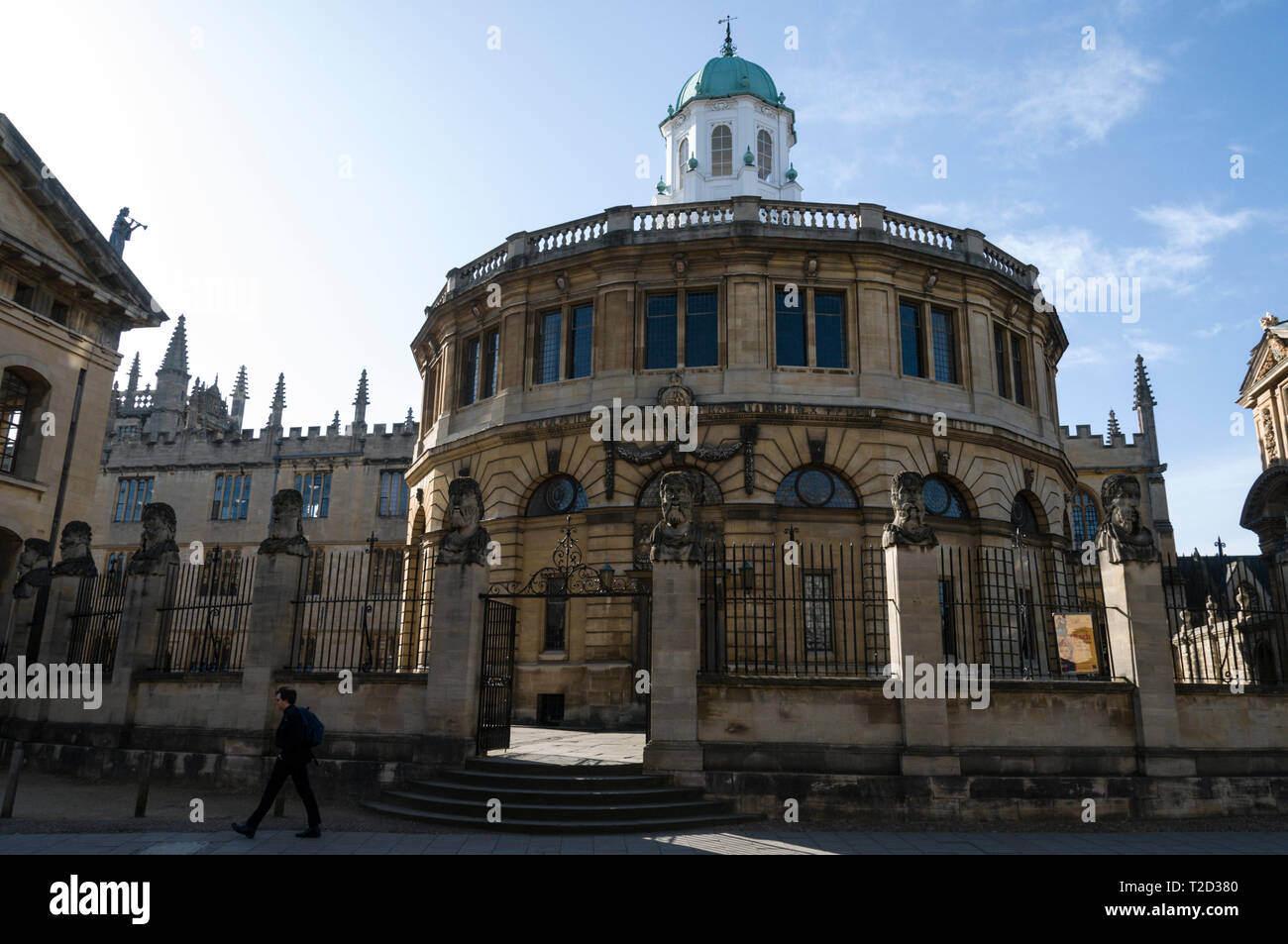 Una fila di pietra scolpita la teste montate sulla ringhiera e cancello al Sheldonian Theatre in Broad Street, Oxford, Gran Bretagna. Non è noto che il Foto Stock