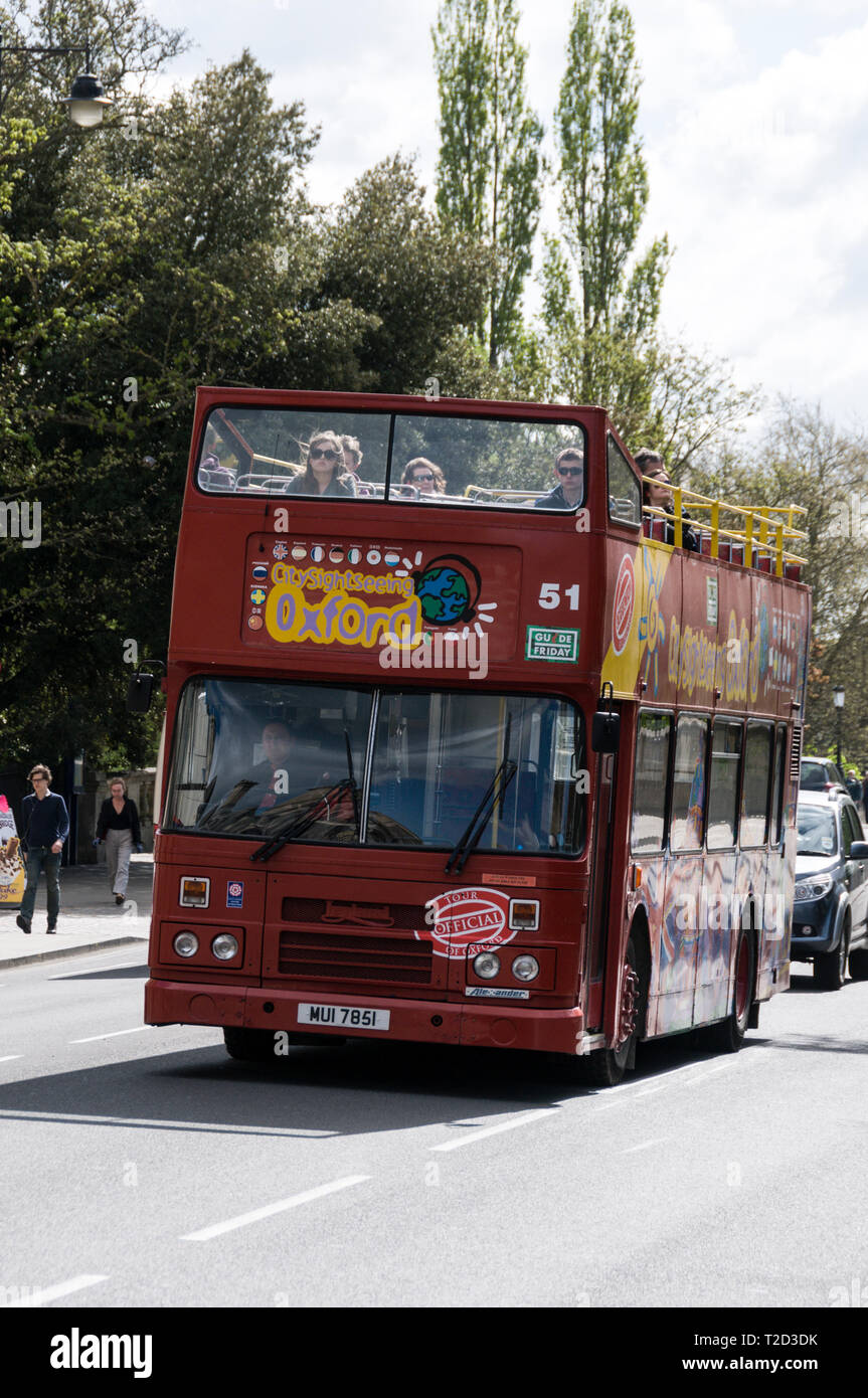 Un tour hop on-hop-off double decker bus turistico a Oxford, Gran Bretagna Foto Stock