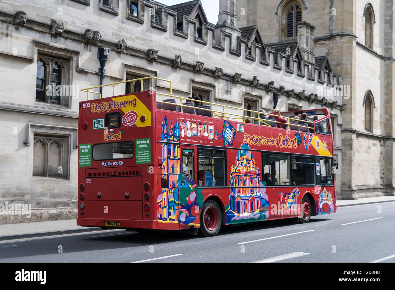 Un hop on-hop off-autobus turistico passando il Magdalen College di Oxford, Gran Bretagna Foto Stock