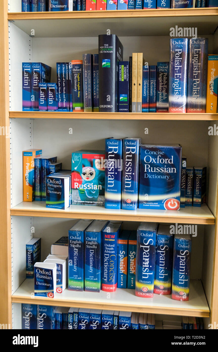 Un display di dizionari Oxford in vendita presso la Oxford University Press Shop in "l'alto" (High Street ) Oxford, Gran Bretagna Foto Stock