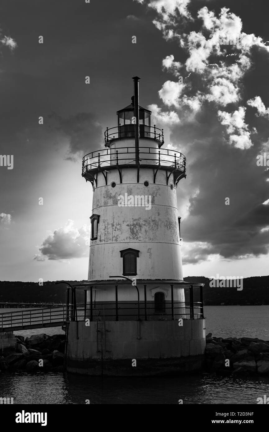 Di Sleepy Hollow Lighthouse retro-illuminato dal sole con Cielo e nubi in background, in bianco e nero, Sleepy Hollow, Upstate New York, NY Foto Stock
