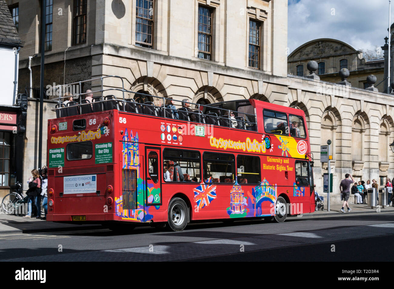 Un Oxford hop on-hop off autobus turistico nella High Street a Oxford, Gran Bretagna Foto Stock