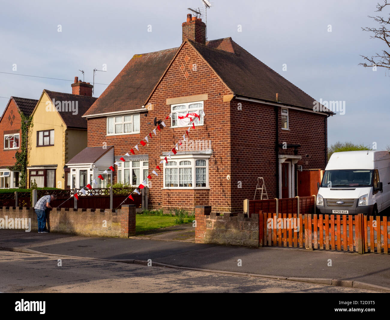 Una casa per celebrare il St George's Day, il santo patrono dell'Inghilterra. Foto Stock