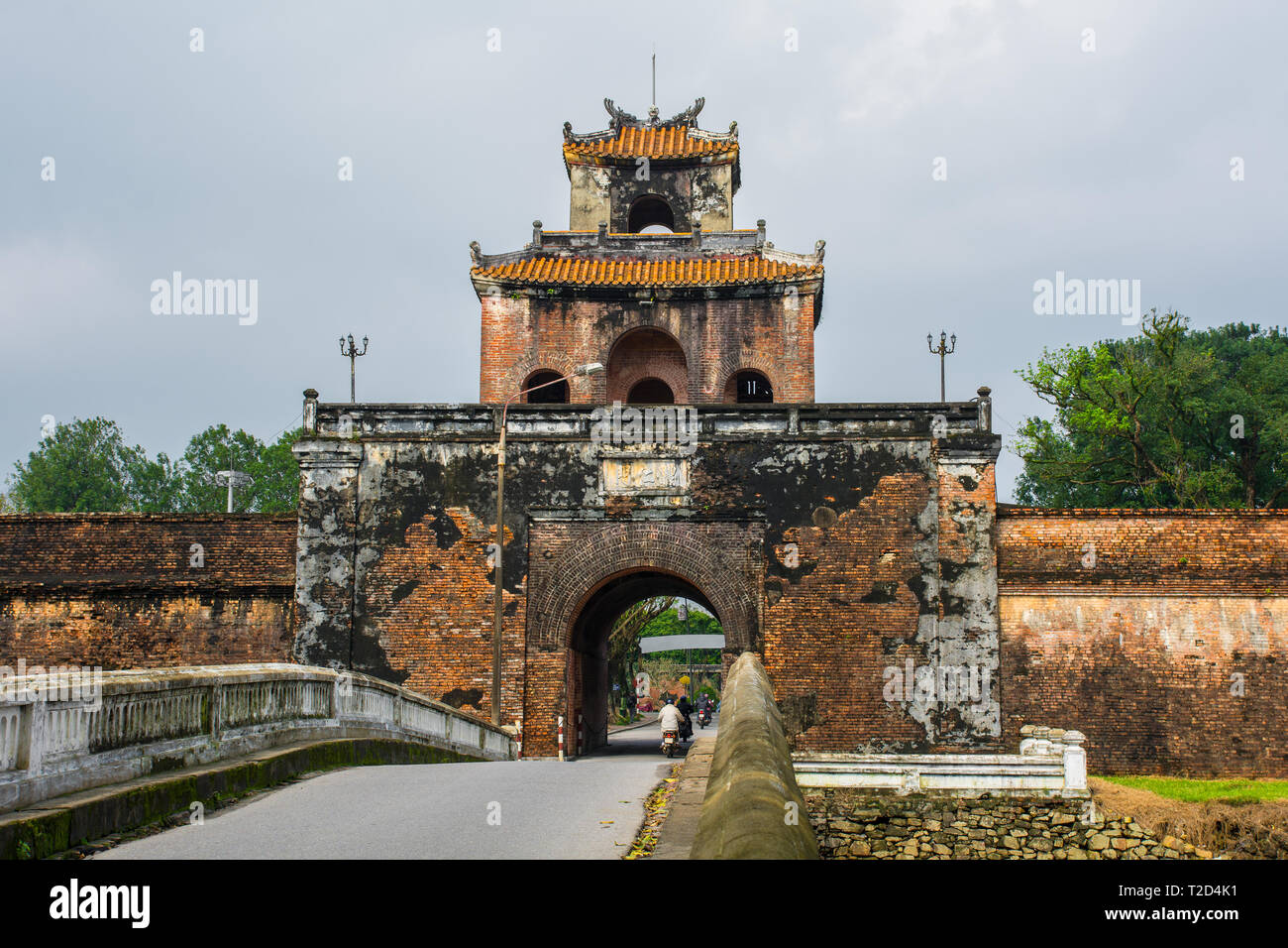 Ngan Gate, uno degli ingressi della città imperiale di Hue, Vietnam Foto Stock
