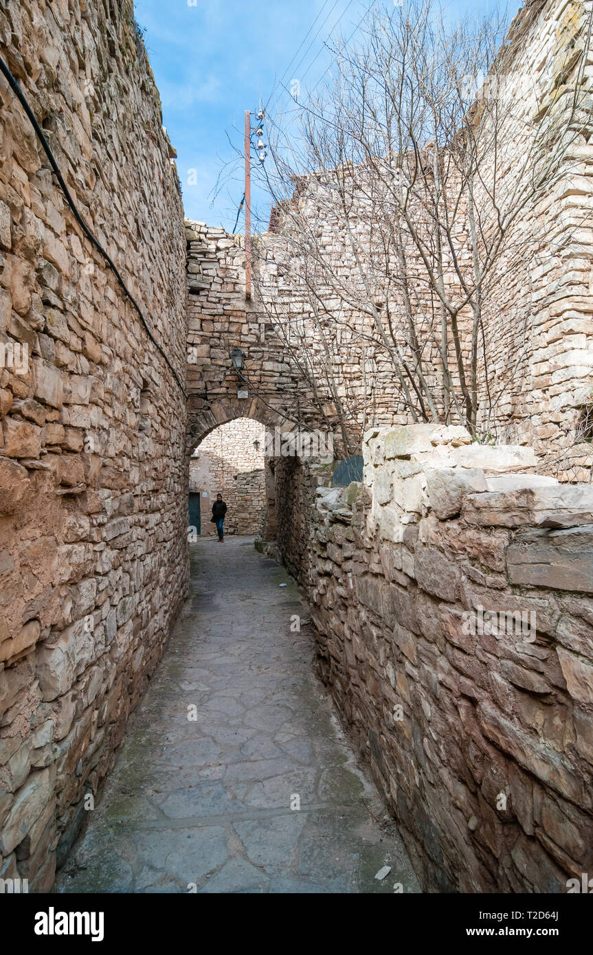 Vista sulla strada del borgo murato di Montfalcó murallat, Catalogna, Spagna Foto Stock