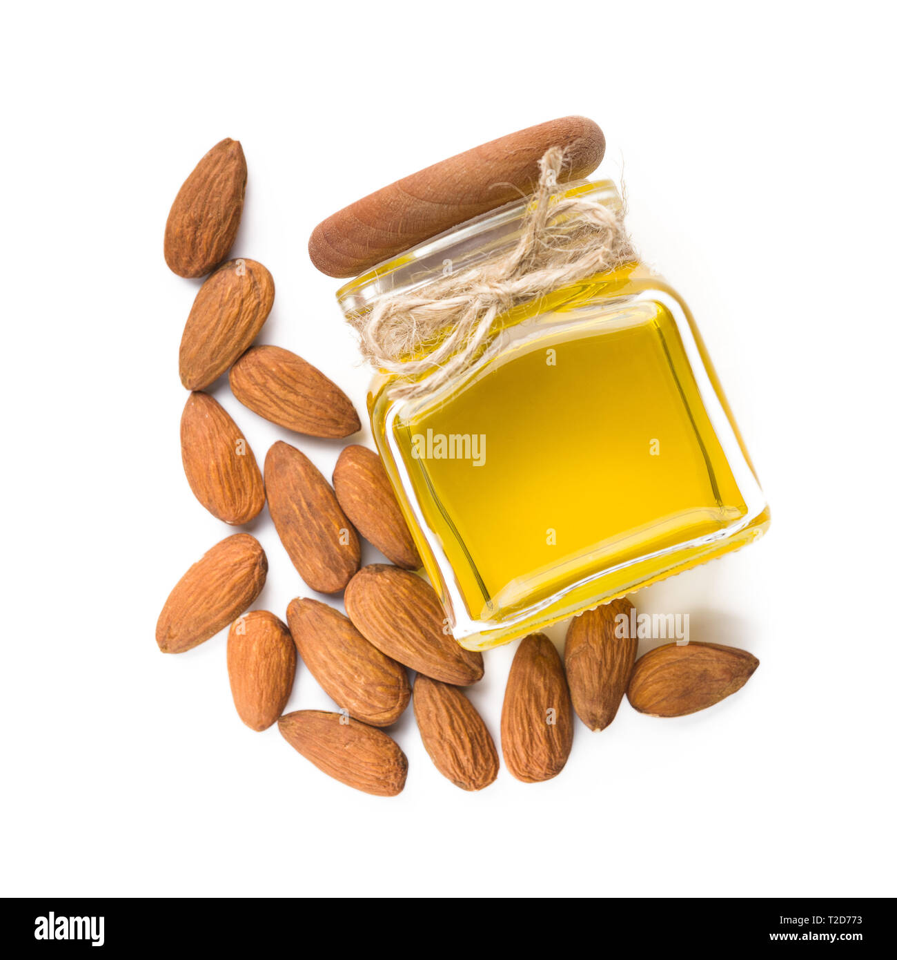 Olio di mandorla in bottiglia e mandorle su sfondo bianco, isolata, vista dall'alto. Oli vegetali concept Foto Stock