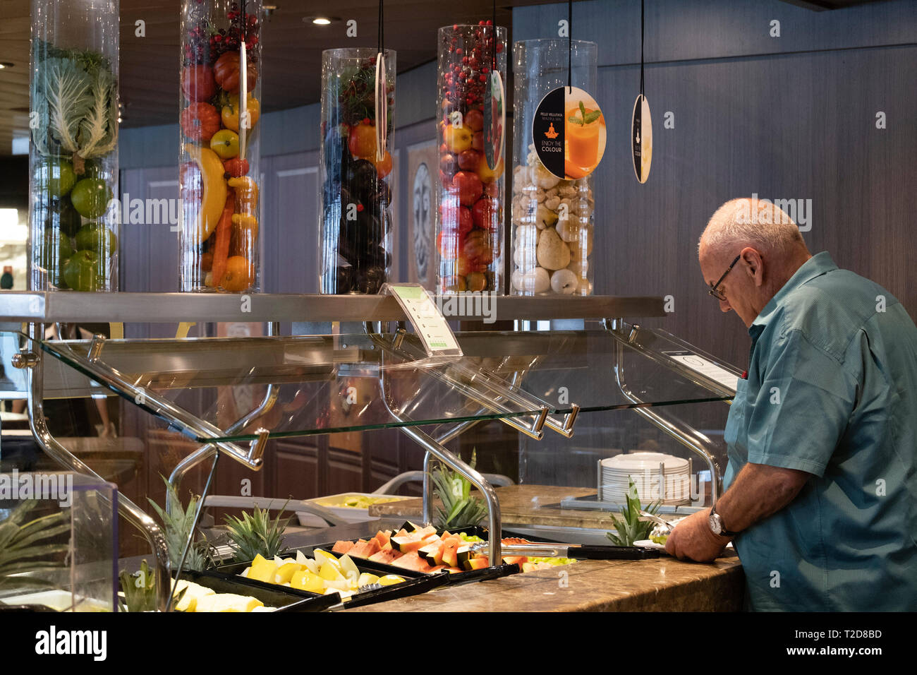 L'uomo portare cibo a buffet Foto Stock