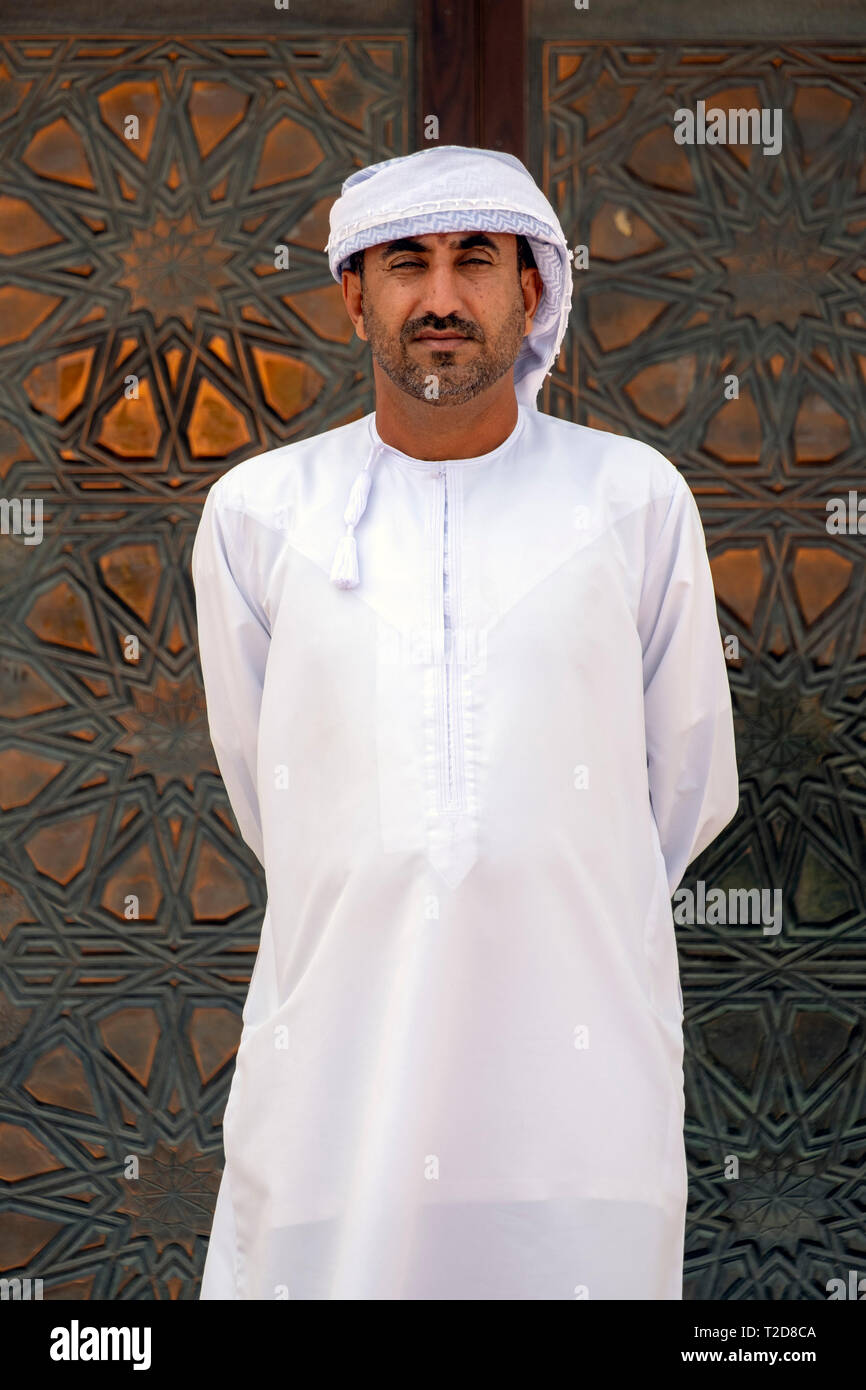 Uomo arabo indossando il tradizionale abbigliamento bianco Foto Stock