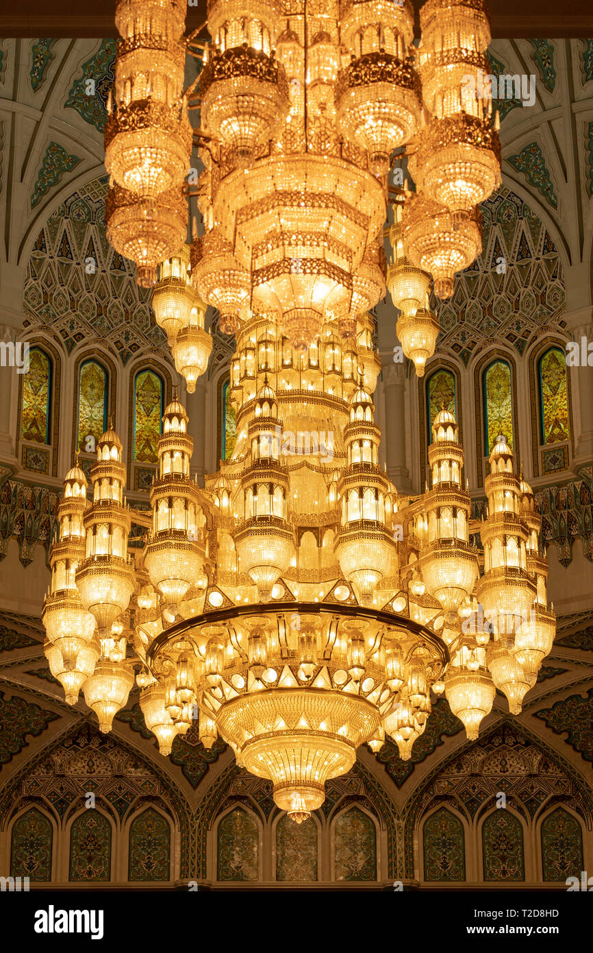 Swarovski lampadario di cristallo all'interno del corridoio principale di preghiera del Sultano Qaboos grande moschea in Muscat Oman Foto Stock