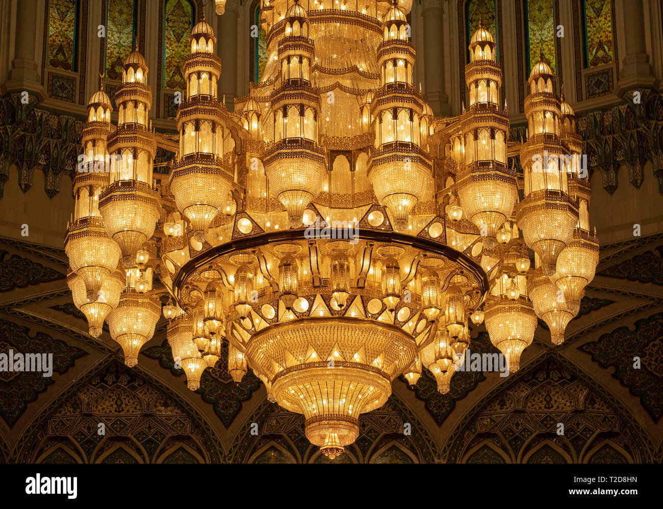 Swarovski lampadario di cristallo all'interno del corridoio principale di preghiera del Sultano Qaboos grande moschea in Muscat Oman Foto Stock