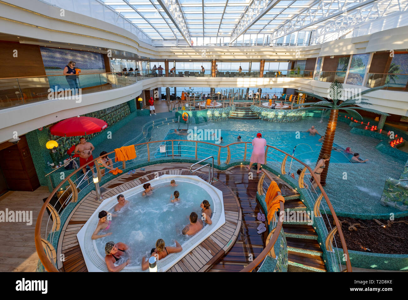 Le persone che si godono la piscina sulla nave da crociera MSC Splendida  Foto stock - Alamy