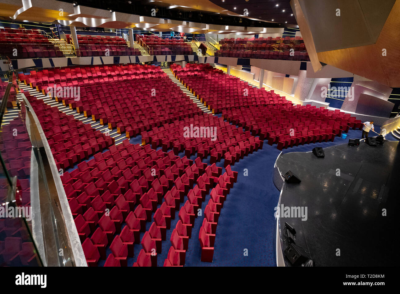 Grandi vuoti moderno teatro auditorium pieno di sedili di colore rosso Foto Stock