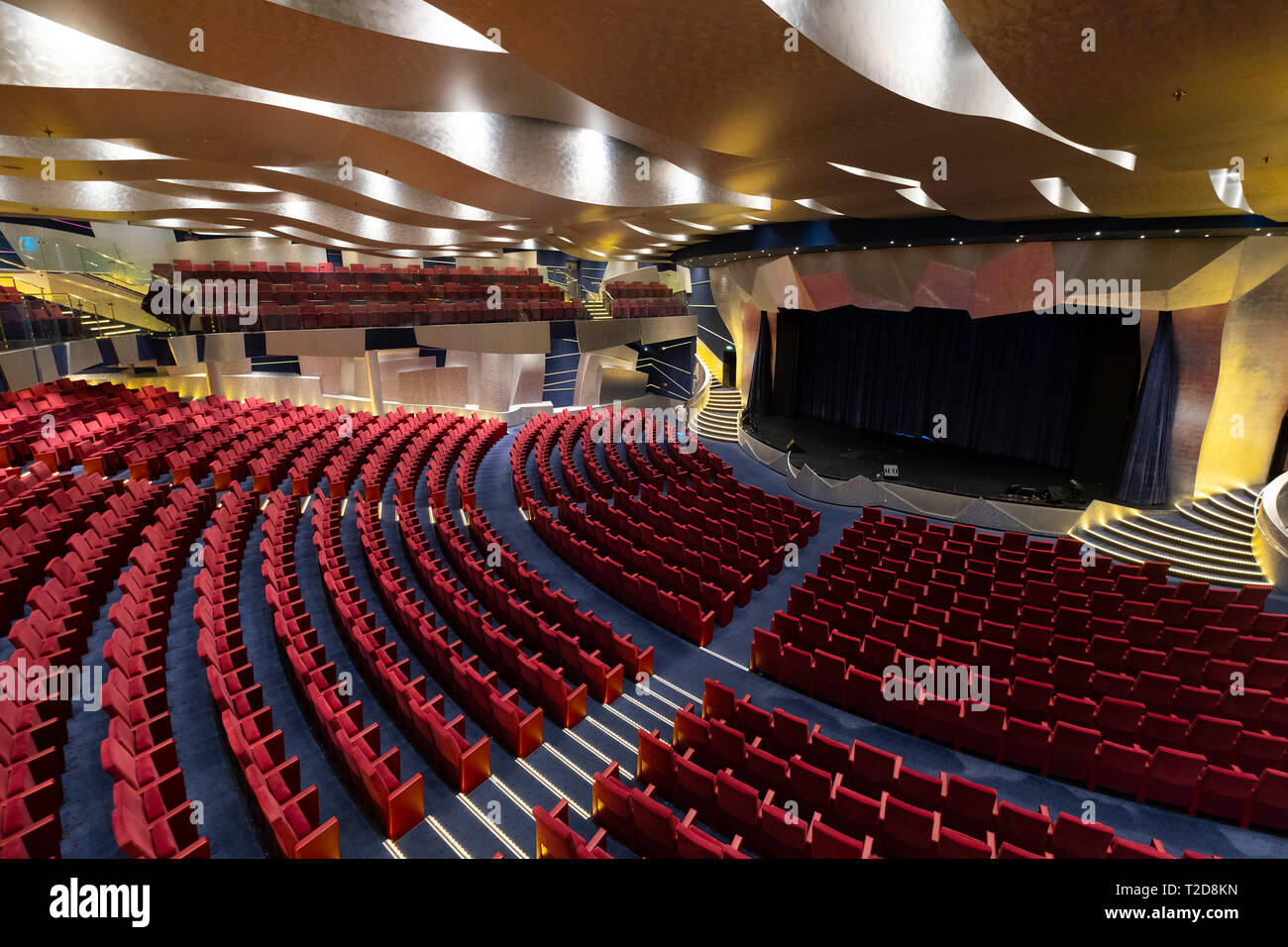 Grandi vuoti moderno teatro auditorium pieno di sedili di colore rosso Foto Stock