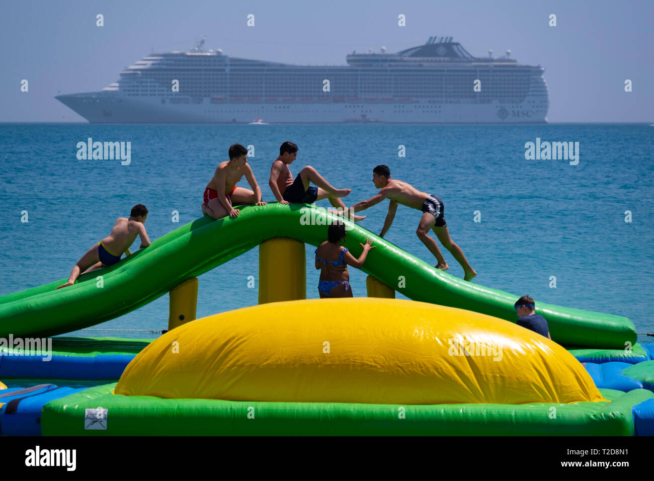 Bambini che giocano su un gonfiabile nave da crociera MSC Splendida in mare Foto Stock