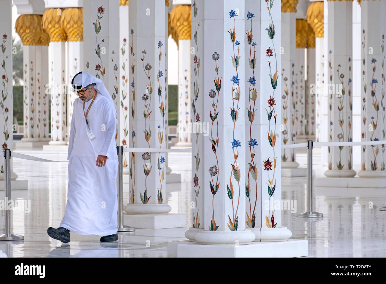 L'uomo indossando il tradizionale kandura bianco vestiti emirati Sheikh Zayed Grande Moschea di Abu Dhabi, Emirati Arabi Uniti Foto Stock