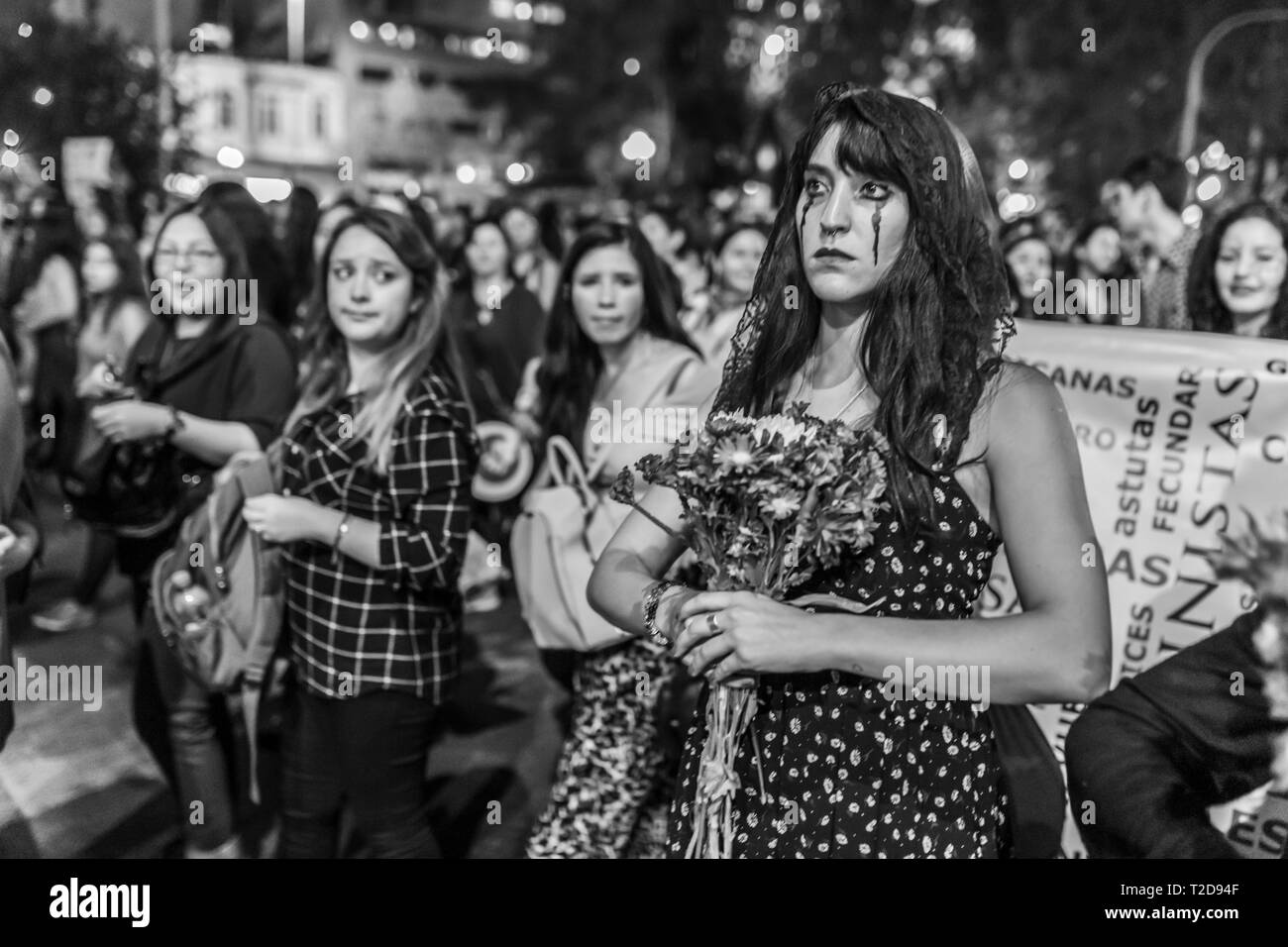 La Giornata internazionale della donna 8 marzo ragazze femminista tribù urbana con la morte i vestiti in costume in occasione della Giornata della donna protesta a Santiago del Cile, city centre street Foto Stock