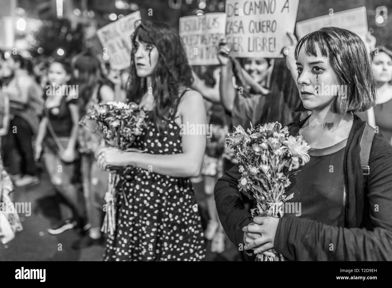 La Giornata internazionale della donna 8 marzo ragazze femminista tribù urbana con la morte i vestiti in costume in occasione della Giornata della donna protesta a Santiago del Cile, city centre street Foto Stock